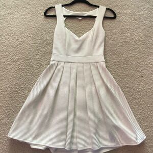 Elegant White Sleeveless Dress